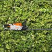 STIHL HSA 60 akkus sövénynyíró AK rendszer 36V AK 10 akkumulátorral és AL 101 töltővel, 60cm