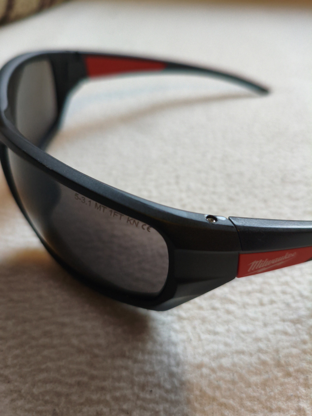 Milwaukee Performance védőszemüveg sötétített
