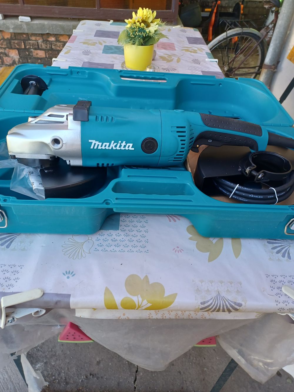 Makita sarokcsiszoló GA9020RFK 2200W, 230mm
