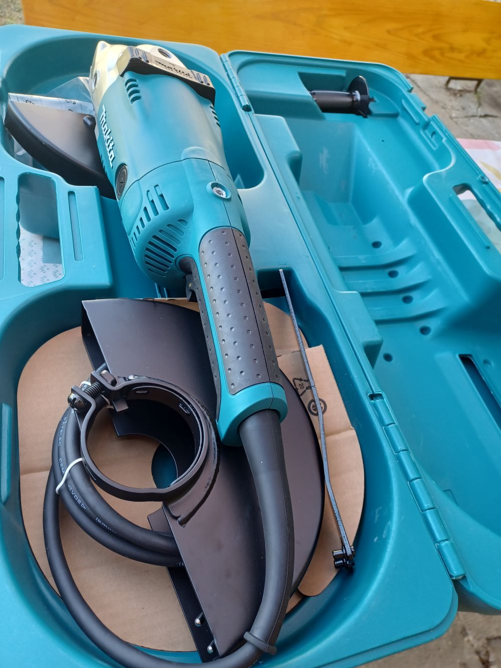 Makita sarokcsiszoló GA9020RFK 2200W, 230mm

