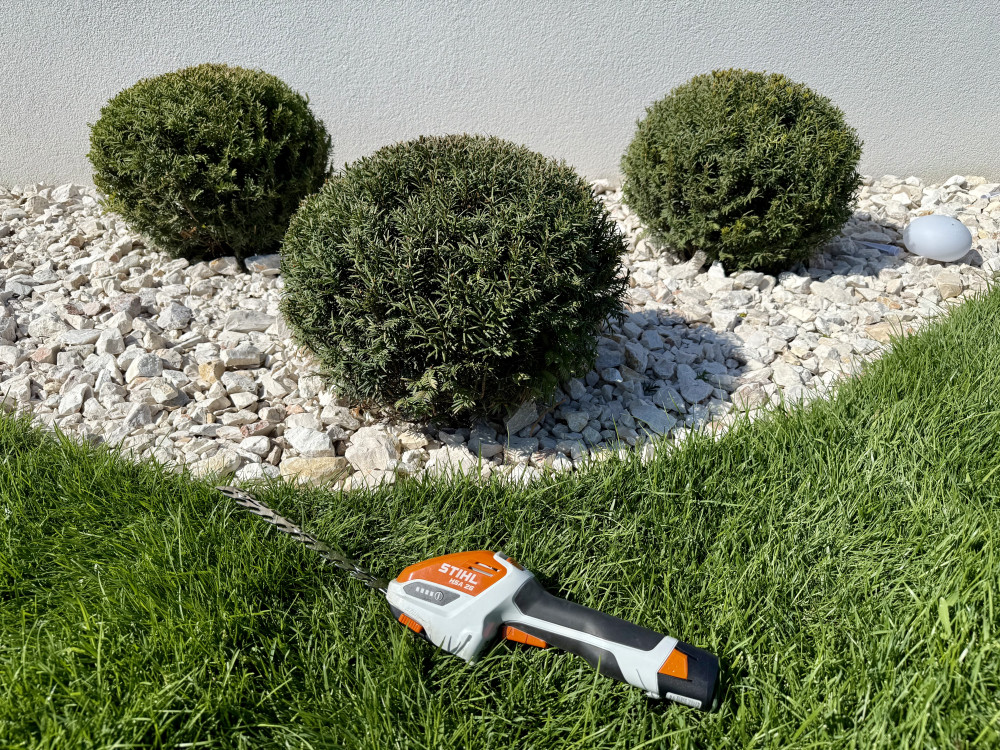   STIHL HSA 26 akkus fű- és sövénynyíró AS rendszer 10,8V AS 2 akkumulátorral és AL 1 töltővel, 20/12cm
