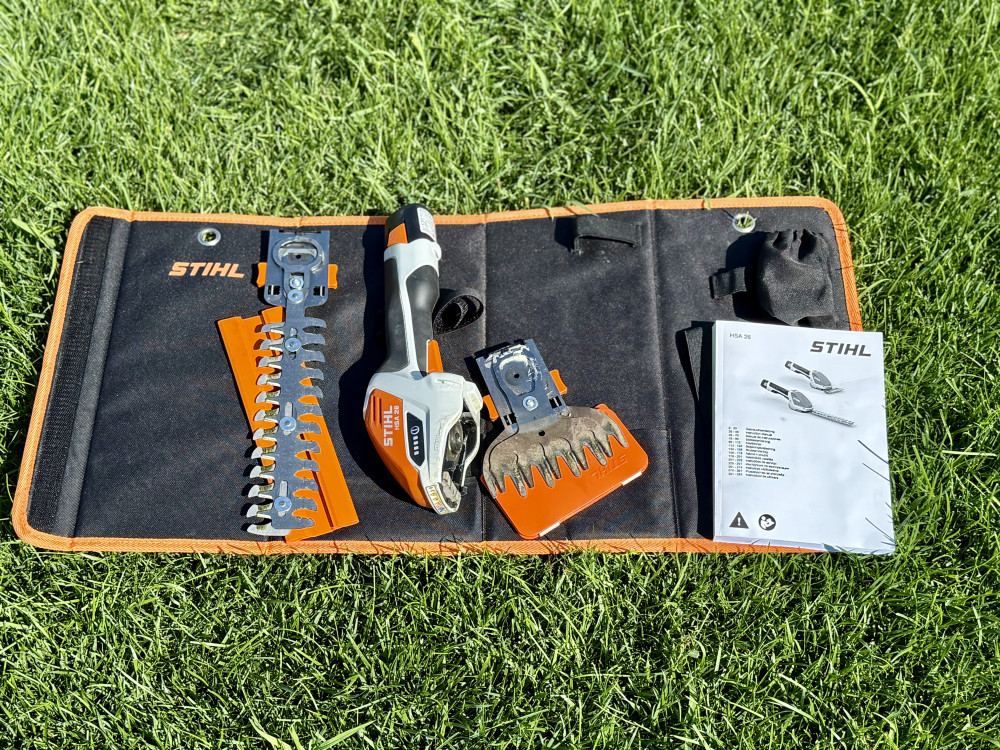   STIHL HSA 26 akkus fű- és sövénynyíró AS rendszer 10,8V AS 2 akkumulátorral és AL 1 töltővel, 20/12cm
